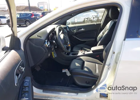 2018 Mercedes-Benz Gla 250 z USA, uszkodzony, nr VIN WDCTG4EB8JJ407340